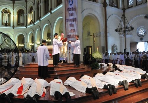 Thánh lễ phong chức Linh Mục tại nhà thờ Chánh Toà Sài Gòn